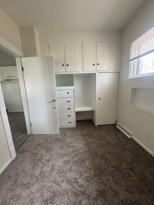 Building Photo - 925 W Buffalo St