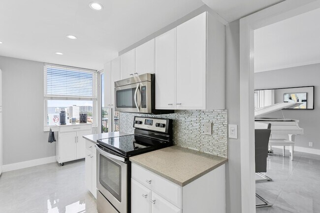 Building Photo - 2800 E Sunrise Blvd