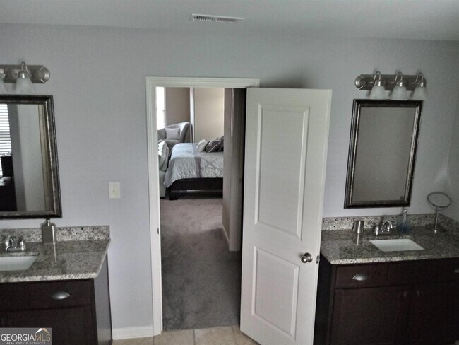 Building Photo - 201 Cliffhaven Cir