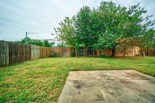 Building Photo - 10126 Northview Dr
