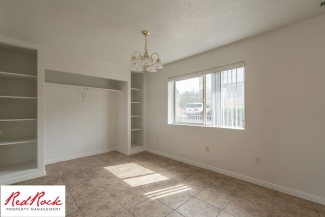 Building Photo - Spacious 3 Bedroom Townhome in Central St....