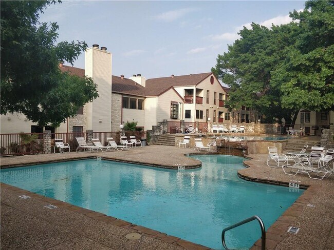 Building Photo - 1510 W N Loop Blvd