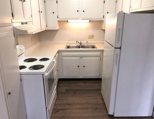 Building Photo - 672-674 Sheridan St