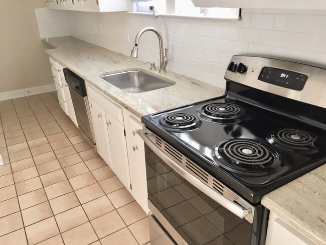 Building Photo - Coming Soon!! 2 Bedroom/ 2 bath Unit! Supe...