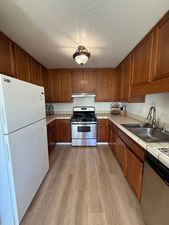 Building Photo - Light-Filled Modern 3 Bedroom Townhome