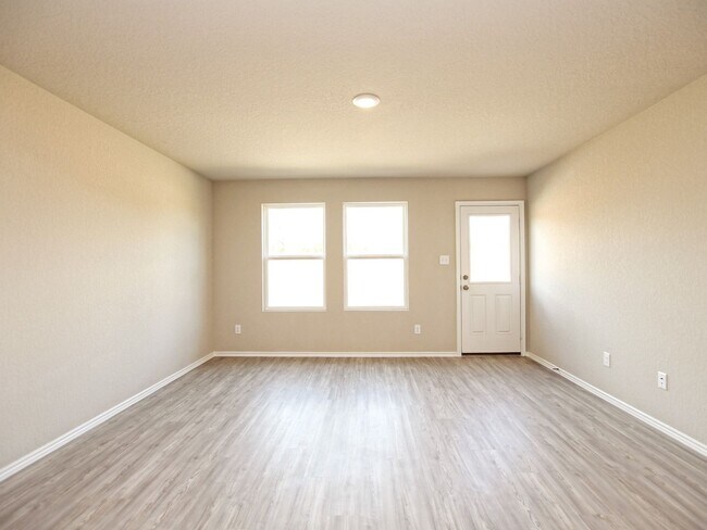 Building Photo - BEAUTIFUL 4BR/2BA - 1627 SF - WATERWHEEL!