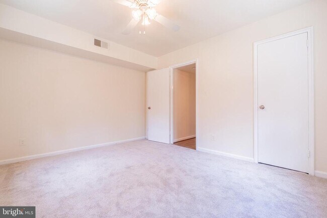 Building Photo - 3043 Patrick Henry Dr
