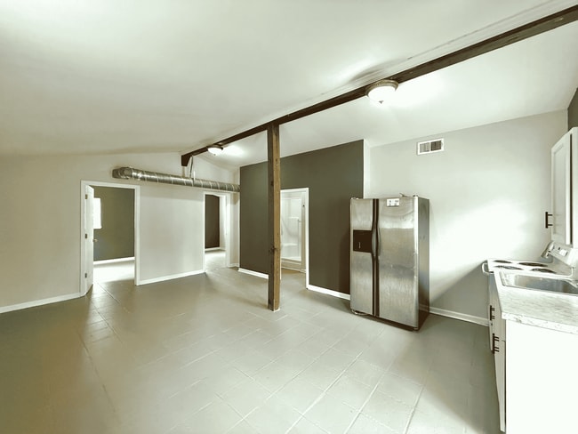 Building Photo - Ultimate Downtown Studio Vibes for Only $1,050/Mo!