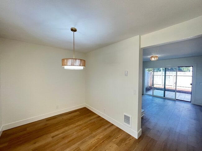 Building Photo - Newly renovated Townhome Grove Heights 1.5...