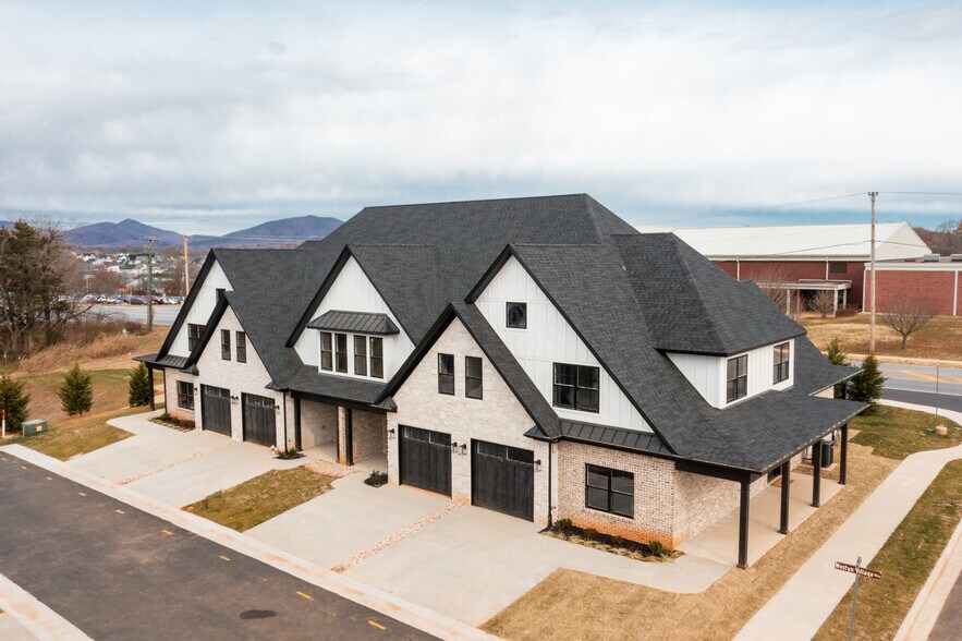 Building Photo - 1008 Easton Ct