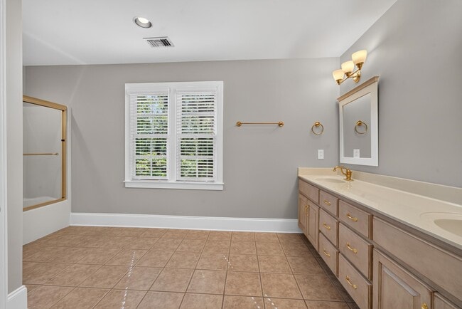 Building Photo - 113 7 Oaks Way