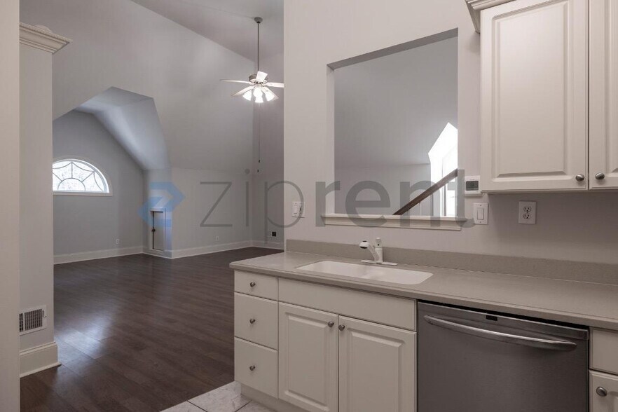 Building Photo - Unit Studio