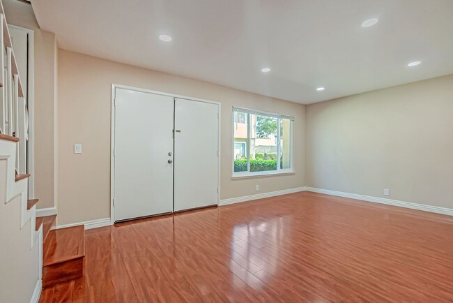 Building Photo - BEAUTIFUL REMODELED TWO STORY TOWNHOME IN ...