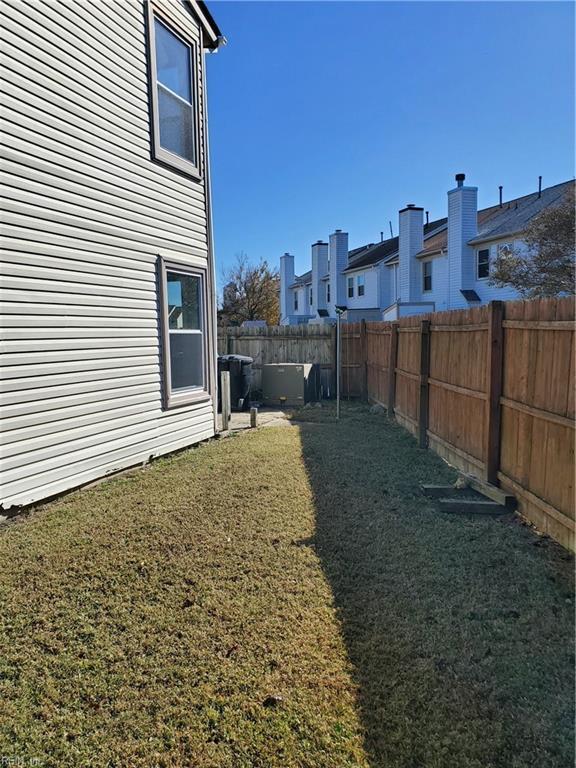 Building Photo - 833 Quesnel Dr