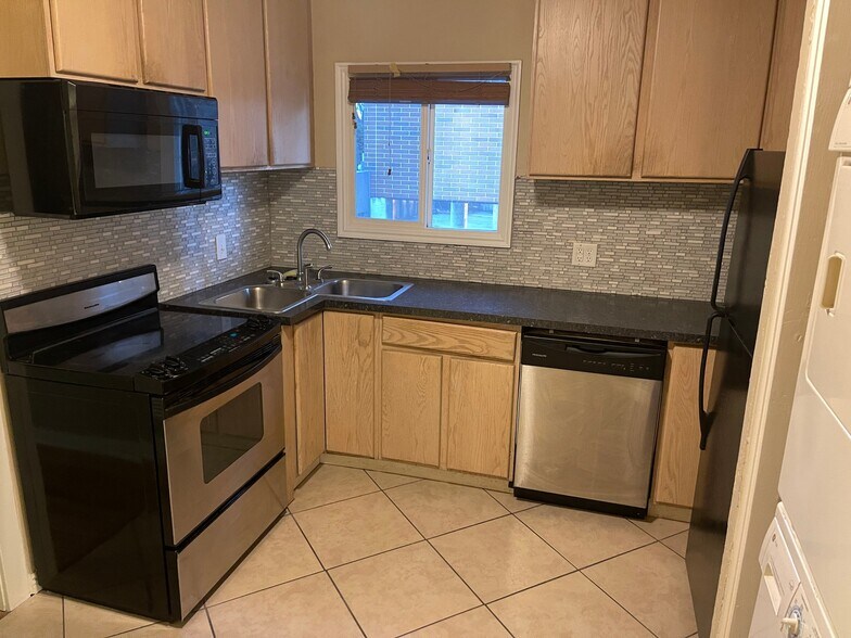 Building Photo - 4176 Highland Dr