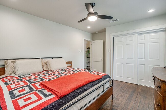 Building Photo - Pristine 2 Bed, 1 Bath Home for Rent in the Cultural District- 76107