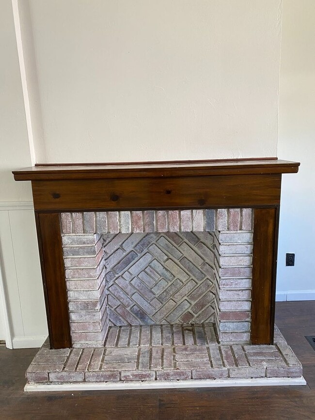 Building Photo - NEWLY RENOVATED 2 BEDROOM IN THE HEART OF ...