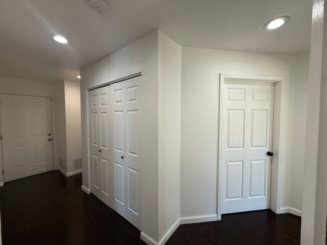 Building Photo - Charming 3 bedroom, 2 bathroom home locate...