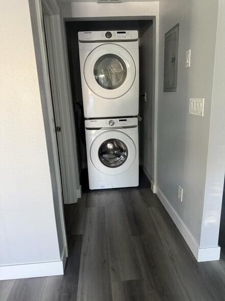 Building Photo - 1346 E Vernon Ave