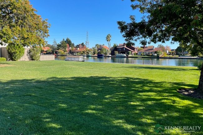 Building Photo - Modern Foster City 3 Bedroom Townhome with...