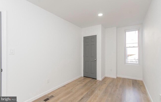 Building Photo - 5729 Delancey St