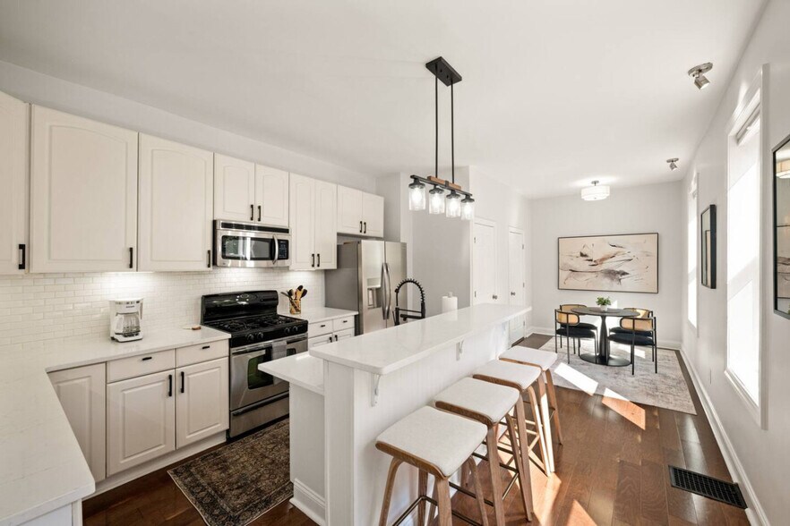 Building Photo - 516 E 12th St