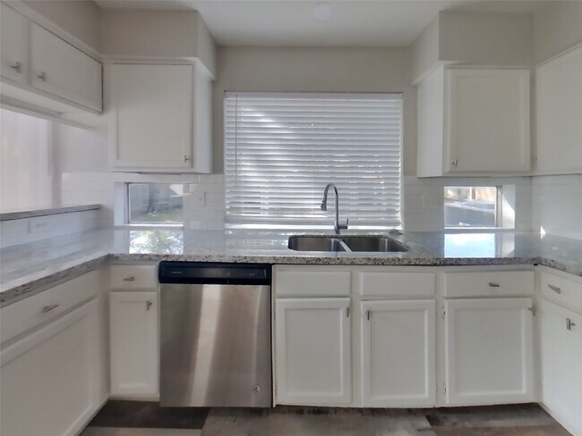Building Photo - 7114 River Garden Dr