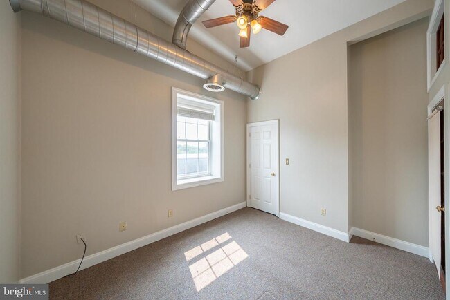 Building Photo - 345 W Chestnut St