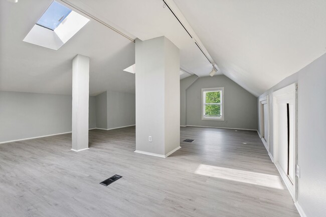 Building Photo - 3831 NE 82nd Ave