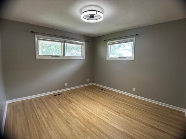 Building Photo - 211 Lakewood Dr