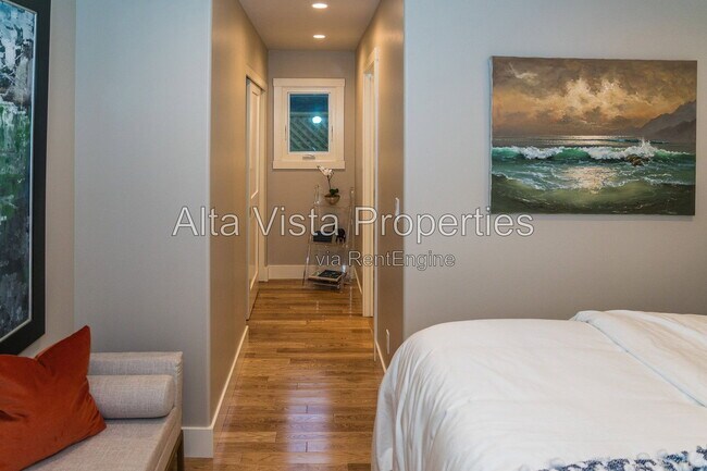 Building Photo - 5606 Dolphin Pl