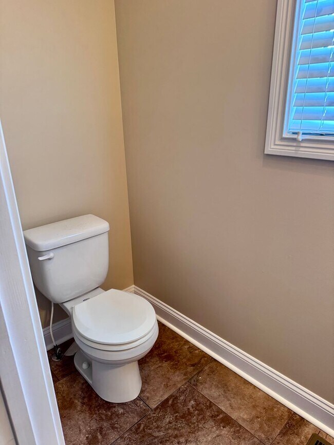 Building Photo - Beautiful Home Located in Farmington Subdivision. 3 Bedrooms, 3.5 baths, Bonus with Wet Bar!