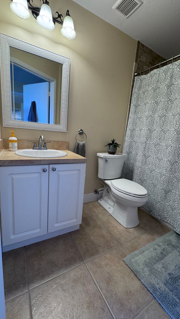 Building Photo - Coastal Living at Its Finest – Stylish 2BR...