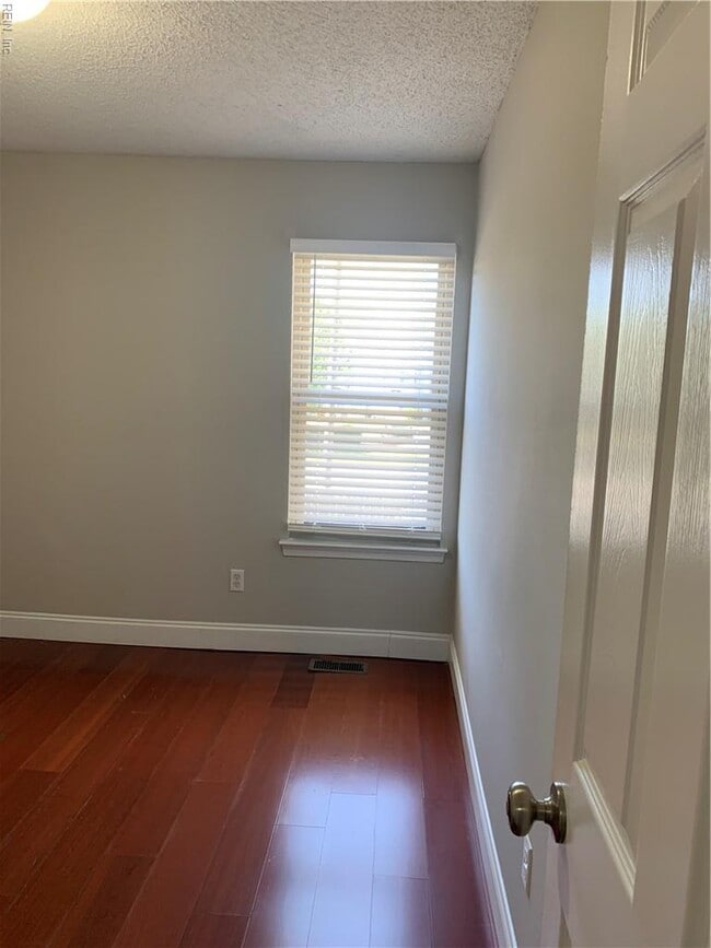 Building Photo - 1654 Jameson Dr