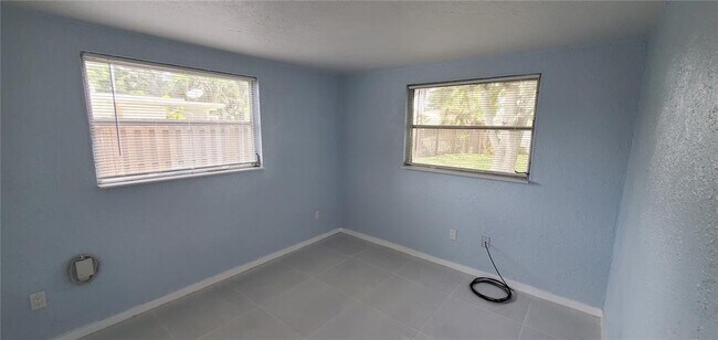 Building Photo - 5529 Nutmeg Ave