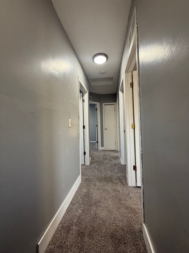 Building Photo - Large 6 Bed Single Family Home in MPLS!