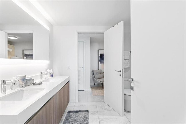 Building Photo - 401 N Birch Rd