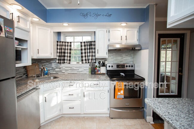 Building Photo - 403 University Blvd