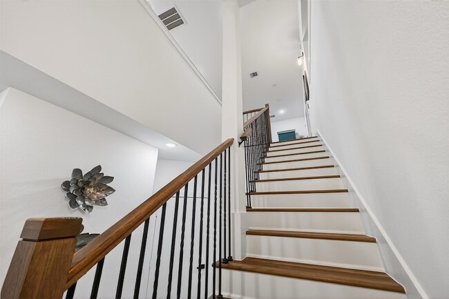 Building Photo - 3001 Delano St
