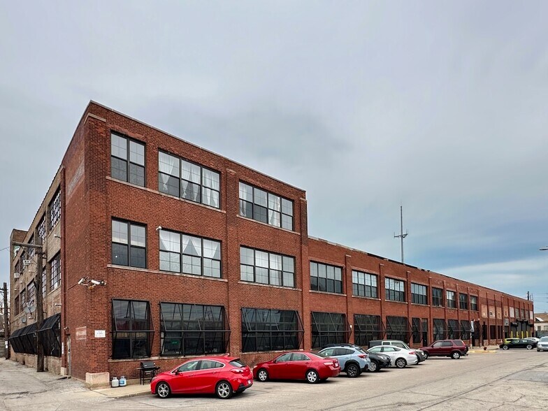 Primary Photo - 3134 W Carroll Ave
