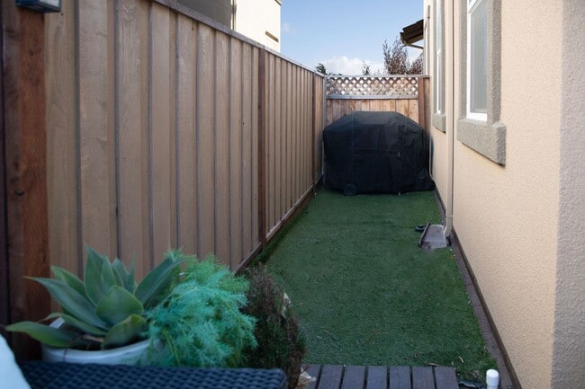 Building Photo - Newer 3 Bed, 2.5 Bath Sea Haven Home for Lease