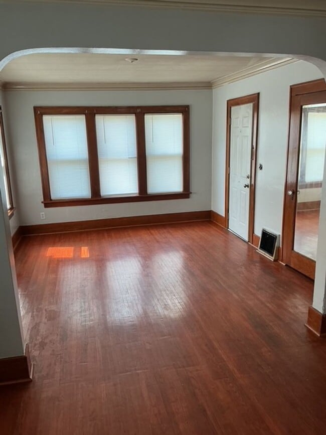 Building Photo - 3 Bedroom / 1 Bathroom House in Peoria