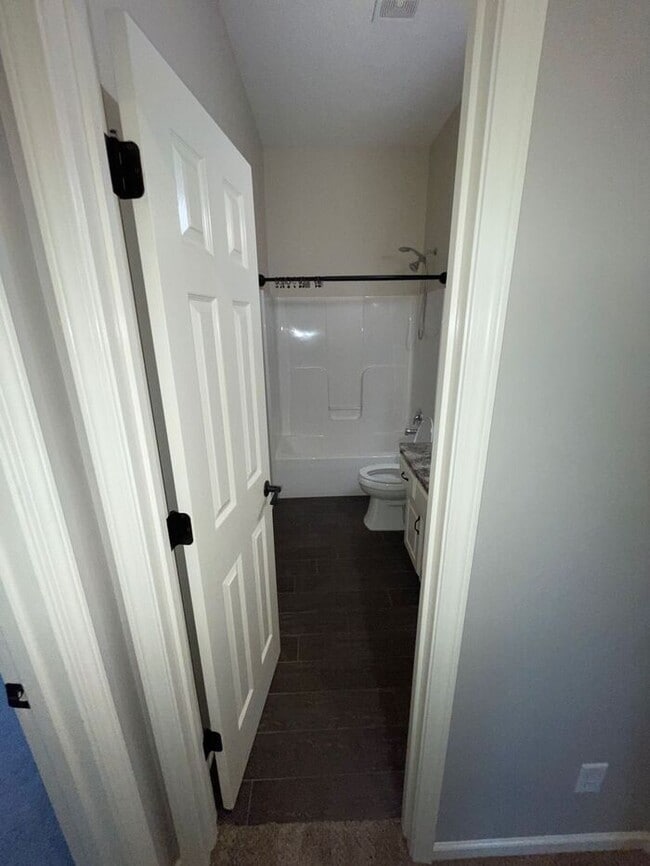 Building Photo - 5 Bedroom, 3 Bathroom California Split Sty...