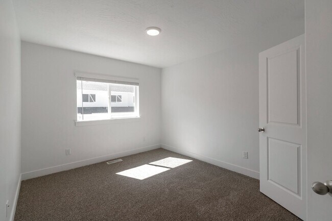 Building Photo - BRAND NEW - 3BD/2.5BTH/2GAR - SPANISH FORK