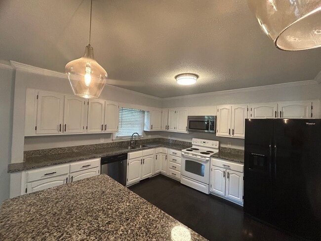 Building Photo - Large 4 bedroom 3 bathroom house in the he...