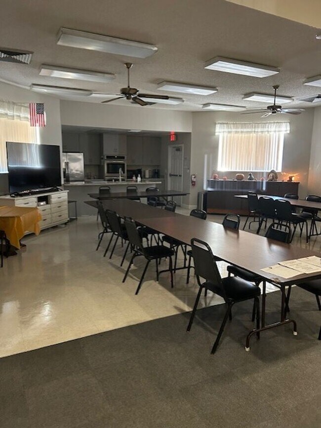 Building Photo - Well maintained 2/2 condo in 55+ community