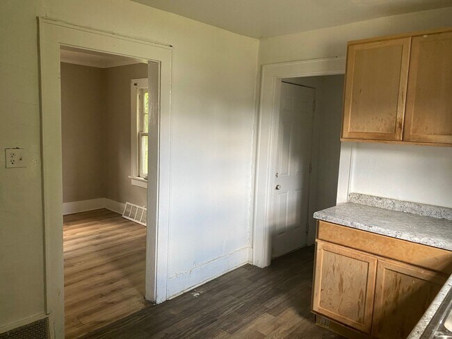 Building Photo - Spacious 3-Bedroom Home for Lease in Akron
