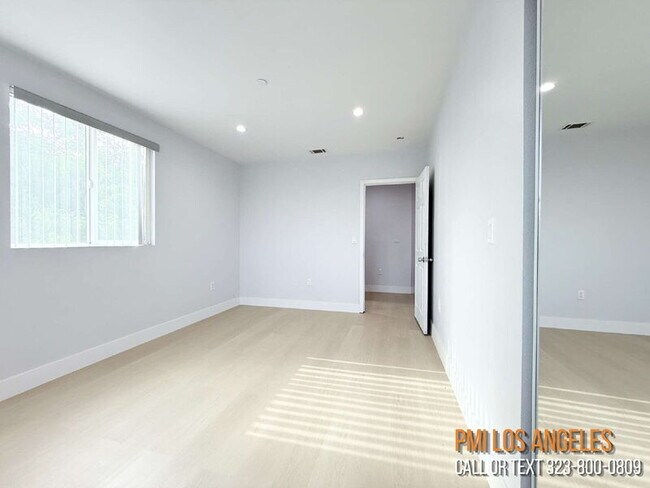 Building Photo - 208 E 87th St
