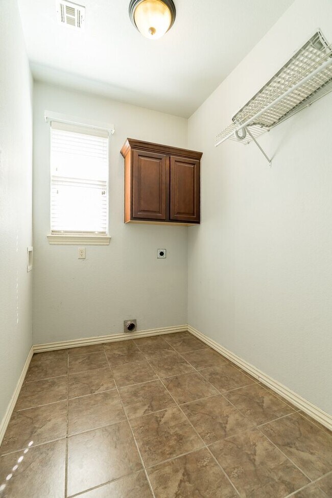 Building Photo - Spacious 3 Bedroom Home in West Fayetteville!