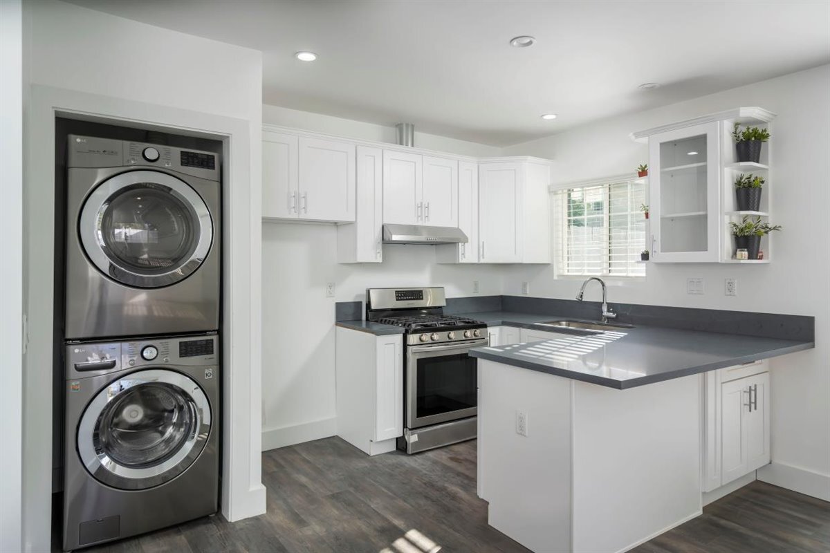 Kitchen/laundry - 13521 Hamlin St